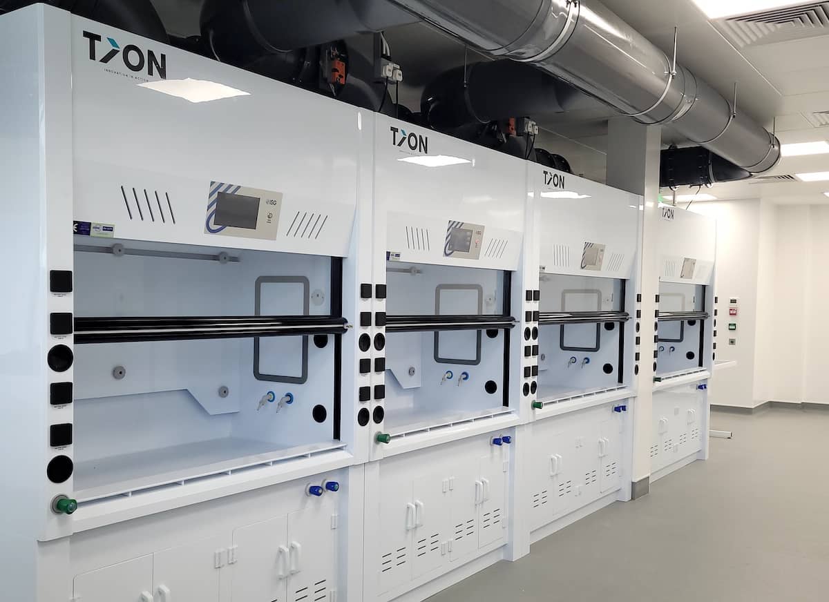 微生物實驗室設(shè)計中還需要配備哪些安全防護(hù)設(shè)施？