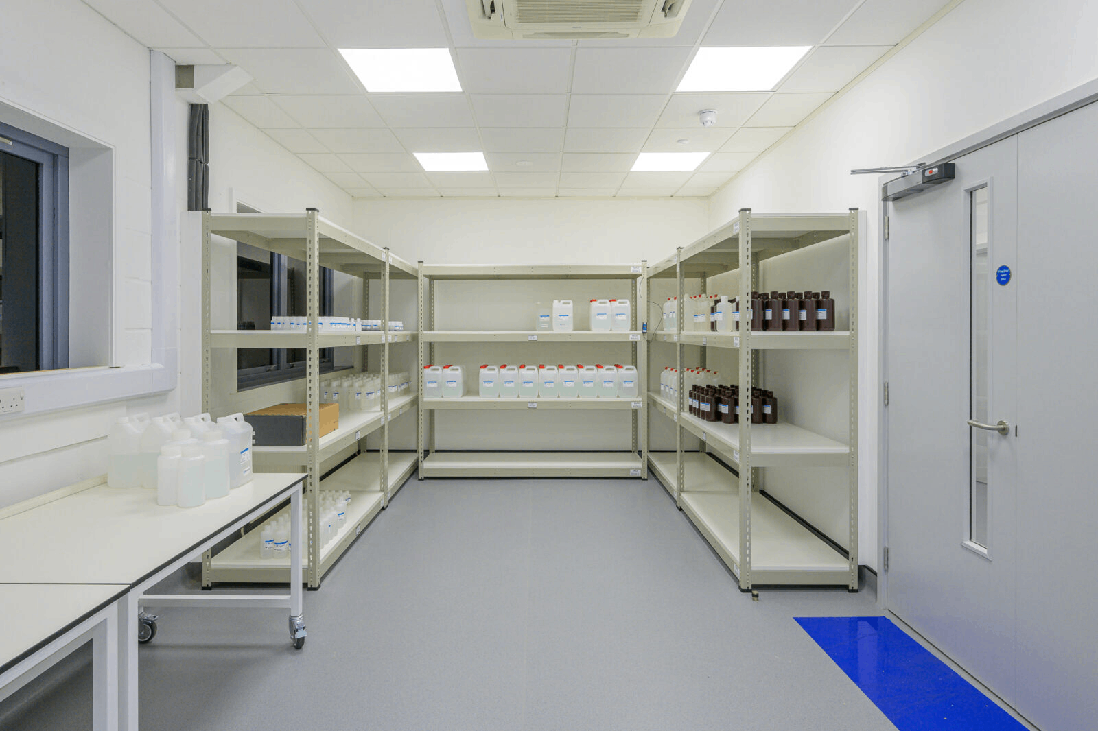 高校多功能實驗室操作臺揭秘