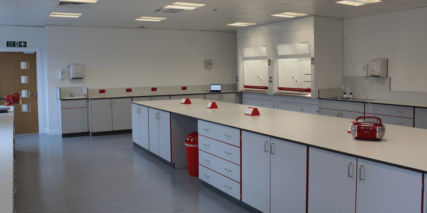 不同材質的實驗臺價格有什么區別