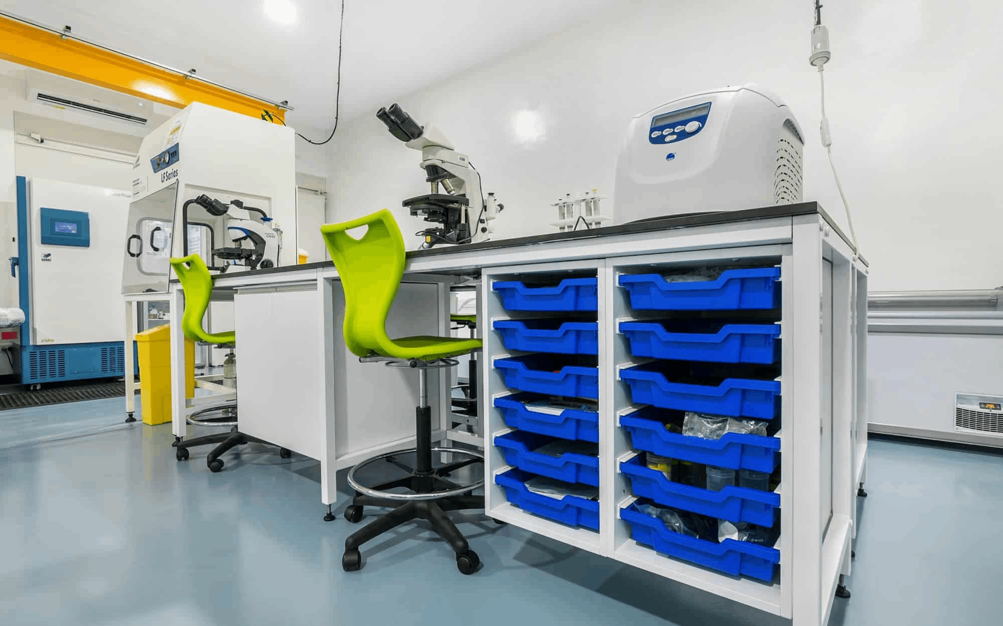 實驗室家具選錯材質損失慘重！耐酸堿臺面 VS 環(huán)氧樹脂臺面終