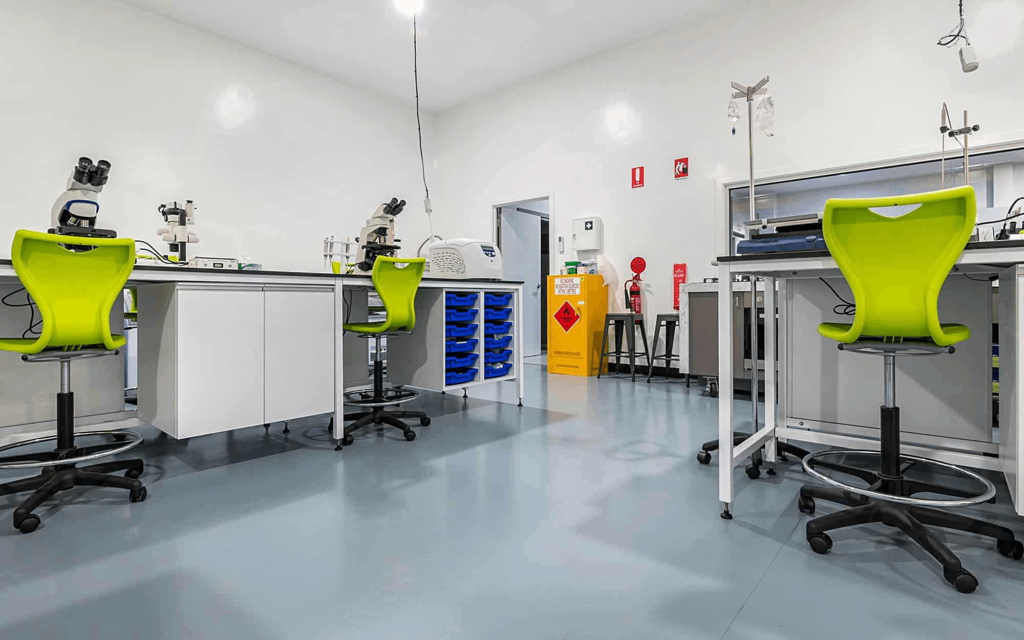 食品檢測實驗室裝修設計：無菌操作臺與微生物監(jiān)控的黃金標準