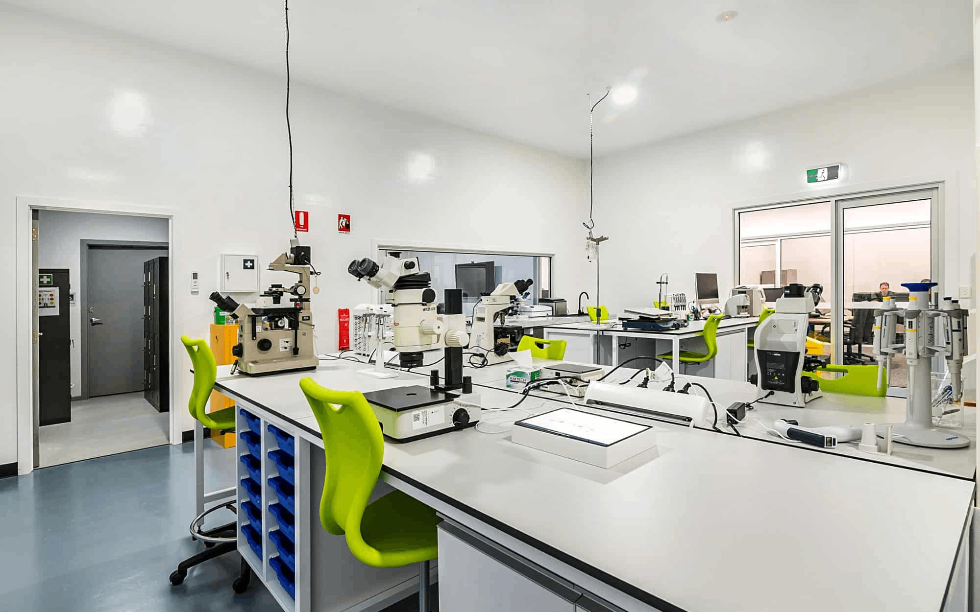 實驗室裝修中危險化學品存儲區(qū)域的安全設計