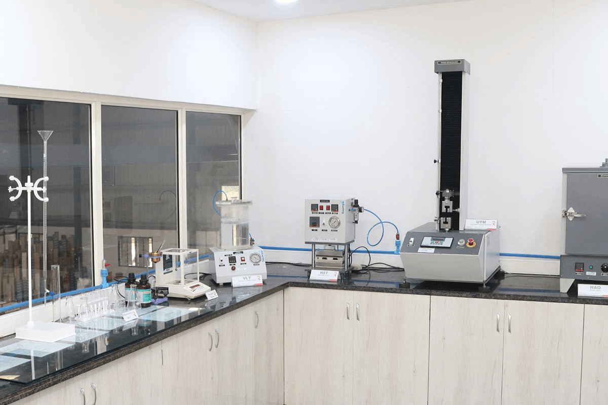 實驗室吊頂裝修常用材料全解析：優缺點與選擇指南