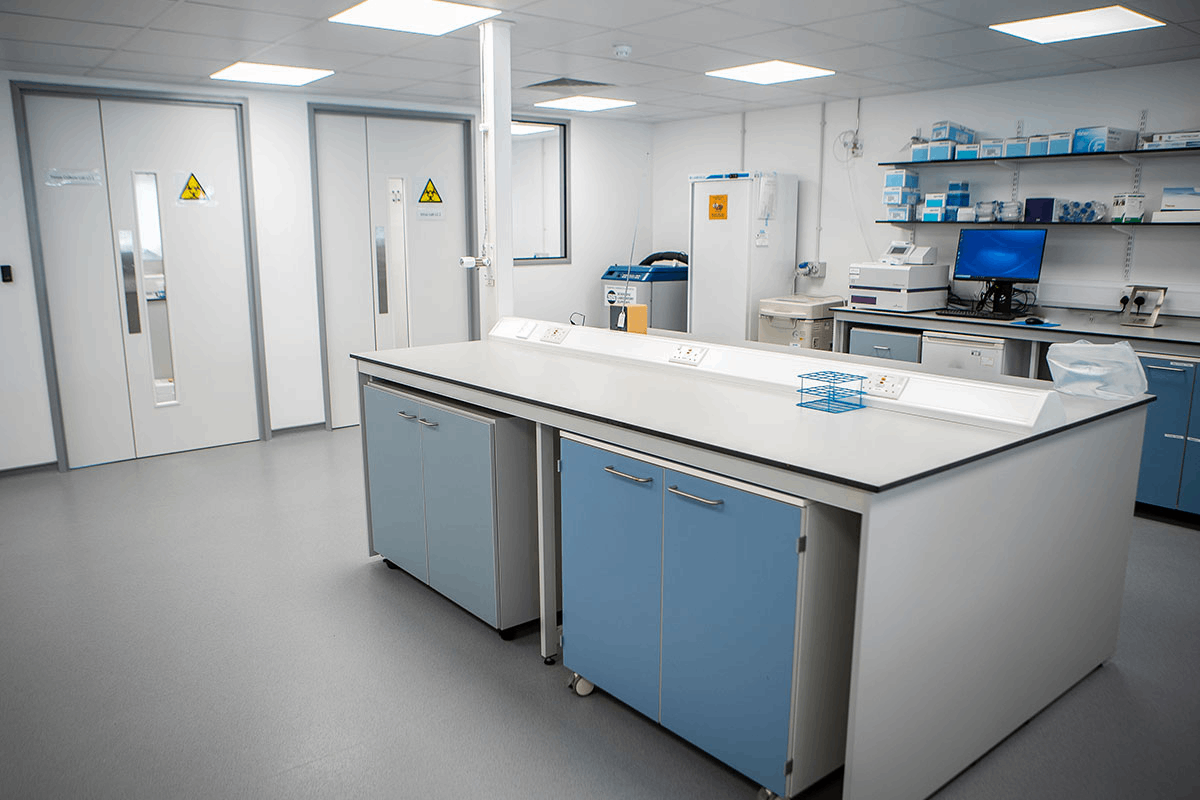 潔凈廠房施工安裝時(shí)，如何保證不同功能區(qū)域的壓差符合要求？